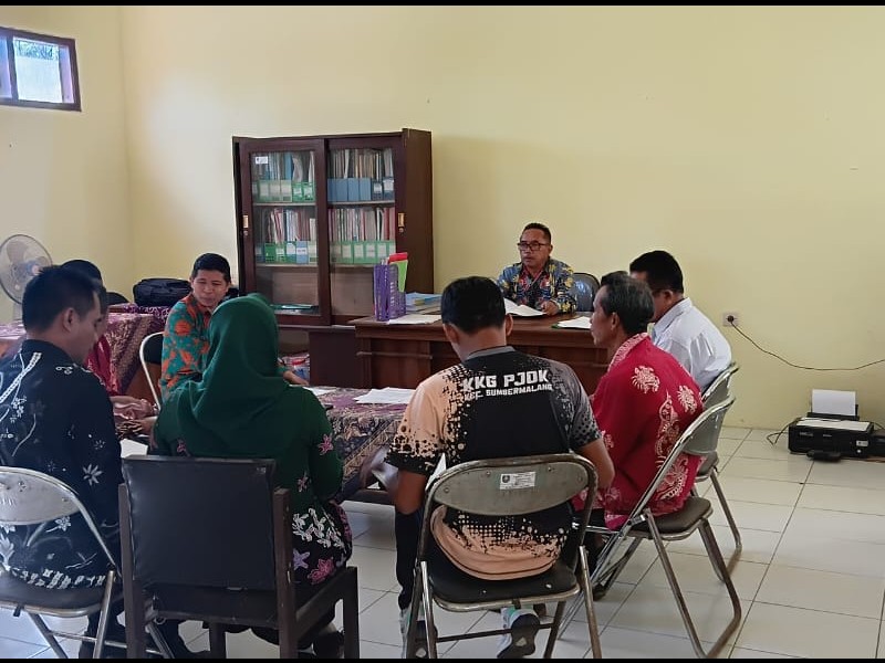 Rapat Guru dan Kepala Sekolah di SD Negeri 1 Tamansari